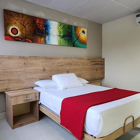 Hotel Murali - Cerca Del Aeropuerto De Гуаякуил Екстериор снимка