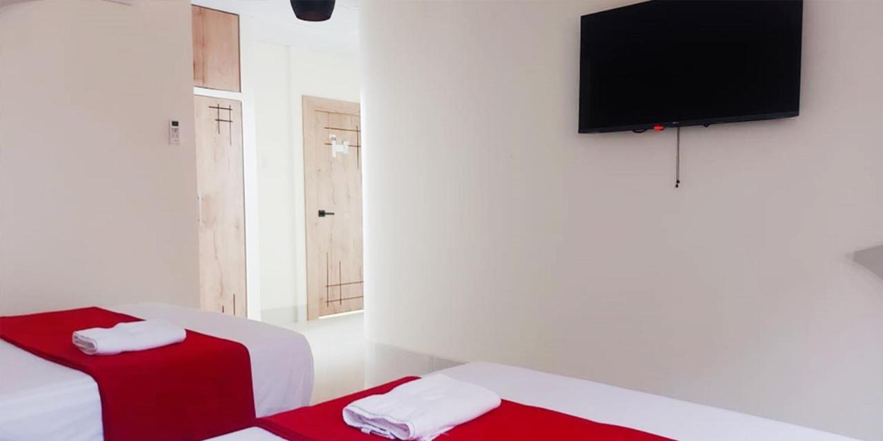 Hotel Murali - Cerca Del Aeropuerto De Гуаякуил Екстериор снимка