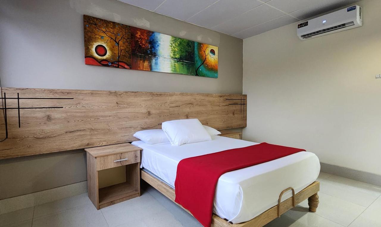 Hotel Murali - Cerca Del Aeropuerto De Гуаякуил Екстериор снимка
