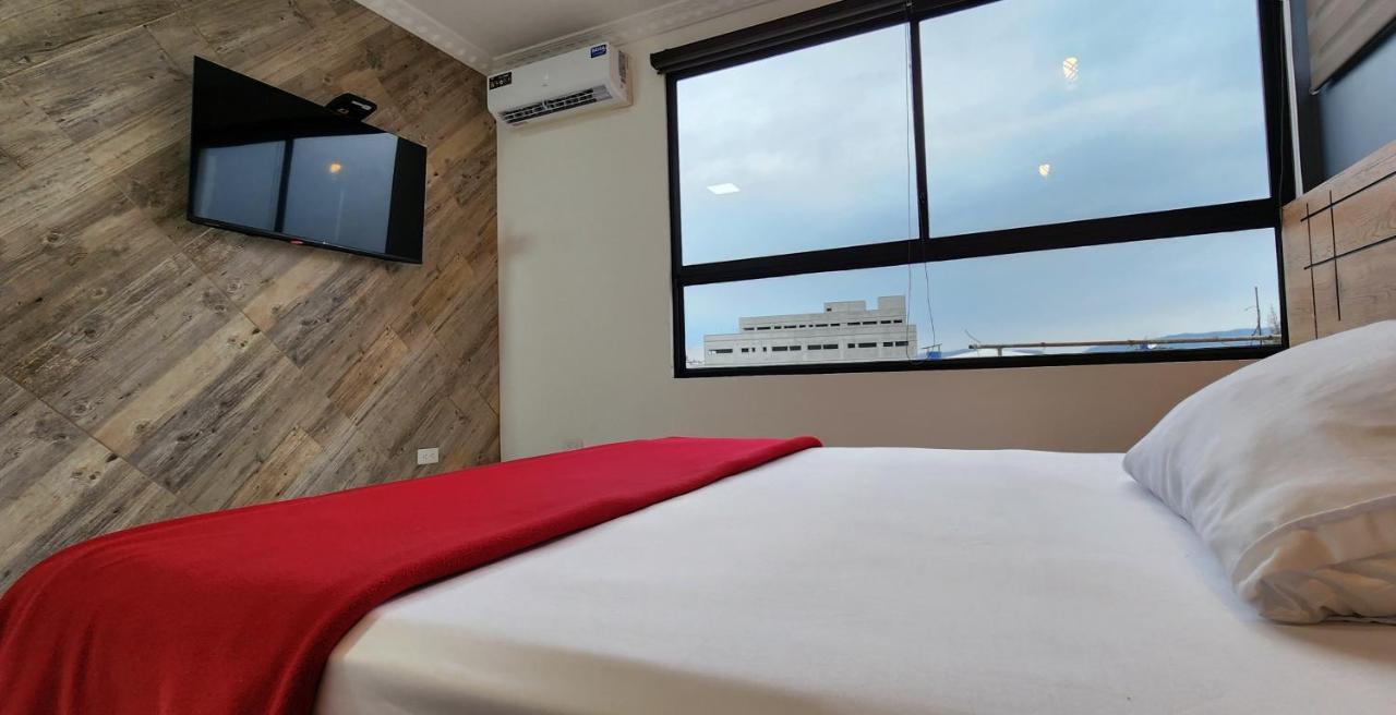 Hotel Murali - Cerca Del Aeropuerto De Гуаякуил Екстериор снимка