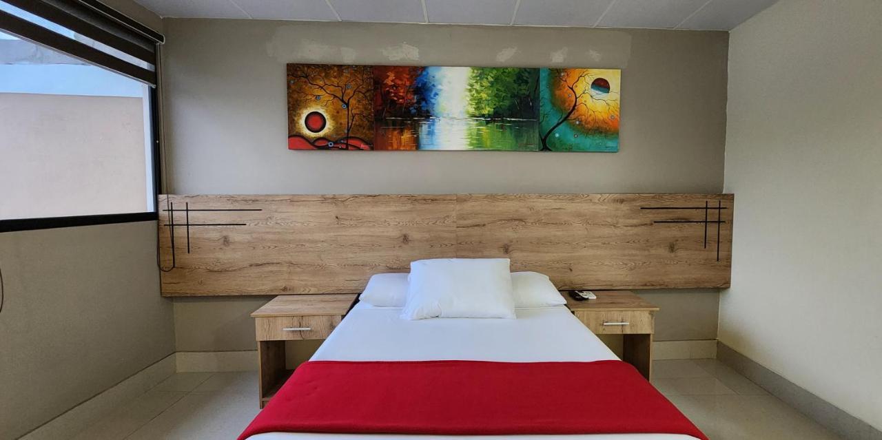 Hotel Murali - Cerca Del Aeropuerto De Гуаякуил Екстериор снимка