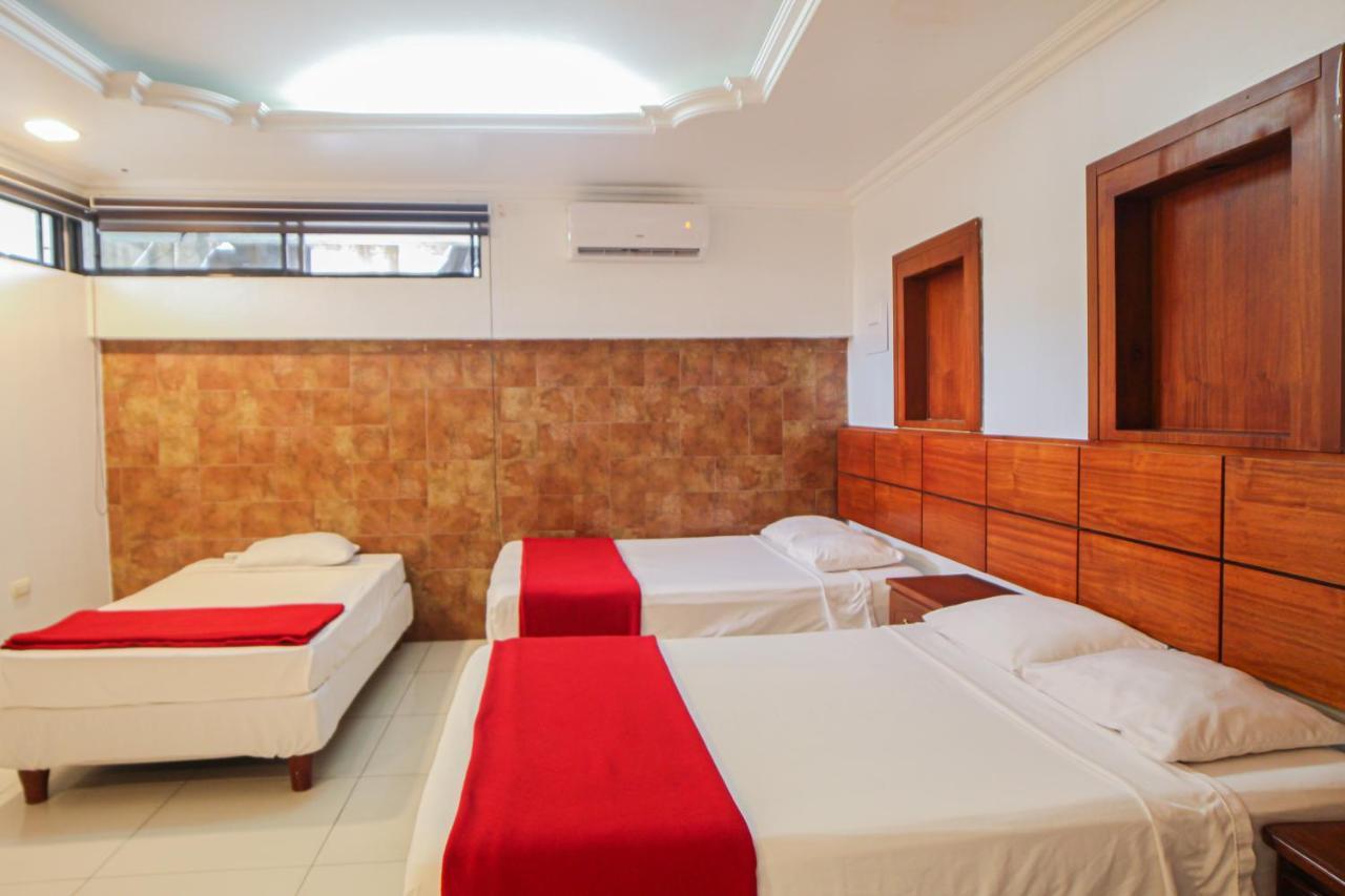 Hotel Murali - Cerca Del Aeropuerto De Гуаякуил Екстериор снимка