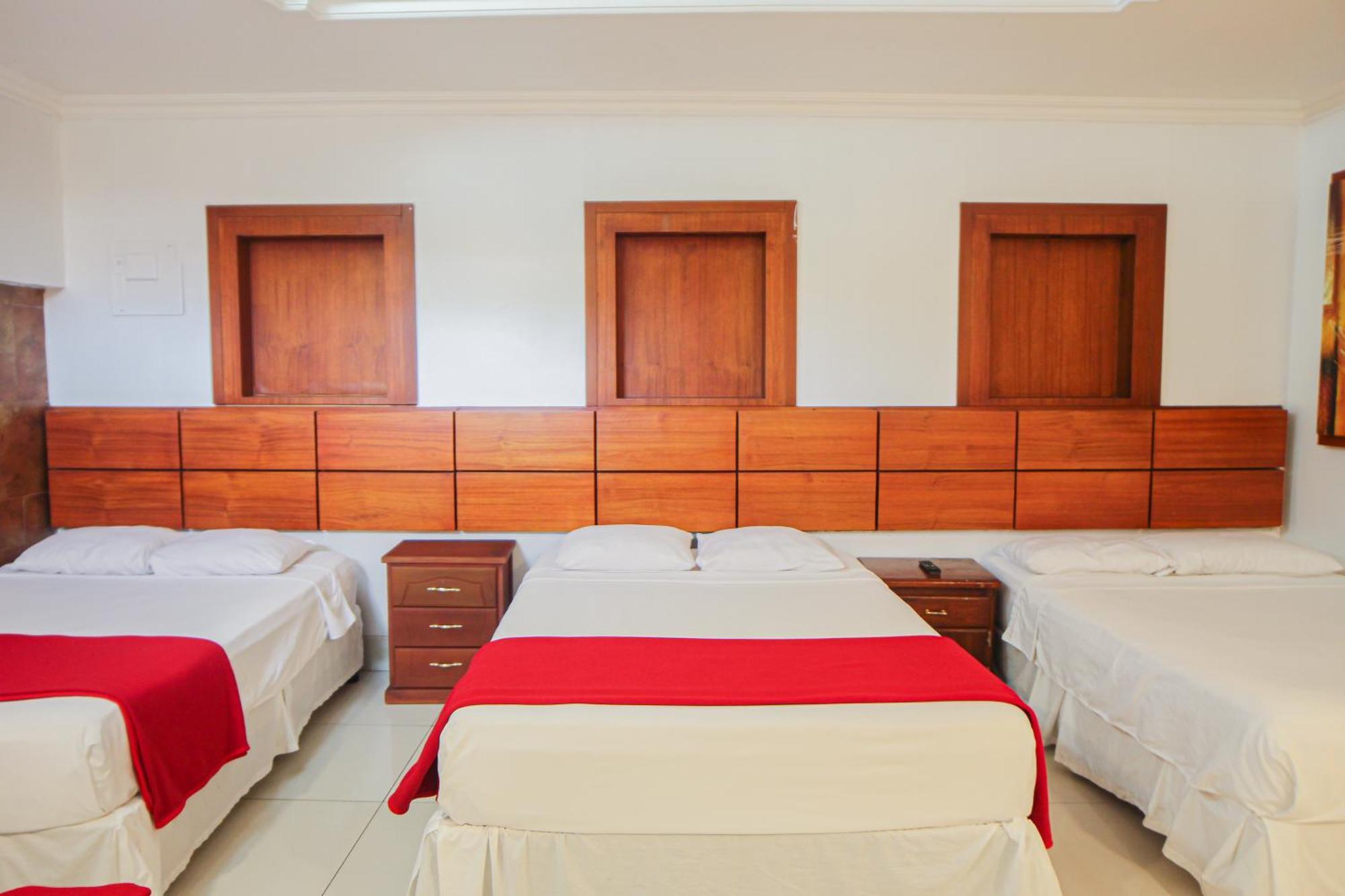 Hotel Murali - Cerca Del Aeropuerto De Гуаякуил Екстериор снимка