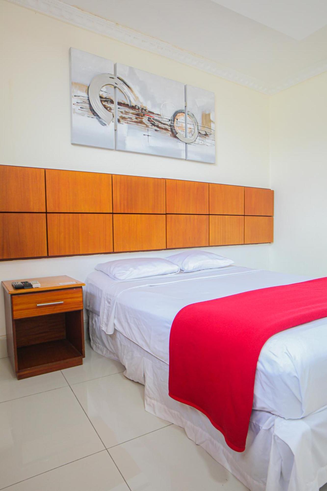 Hotel Murali - Cerca Del Aeropuerto De Гуаякуил Екстериор снимка