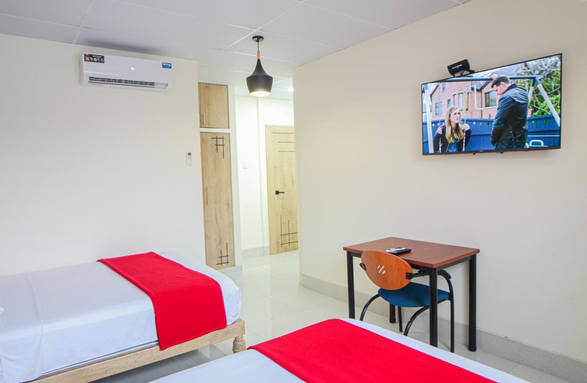 Hotel Murali - Cerca Del Aeropuerto De Гуаякуил Екстериор снимка