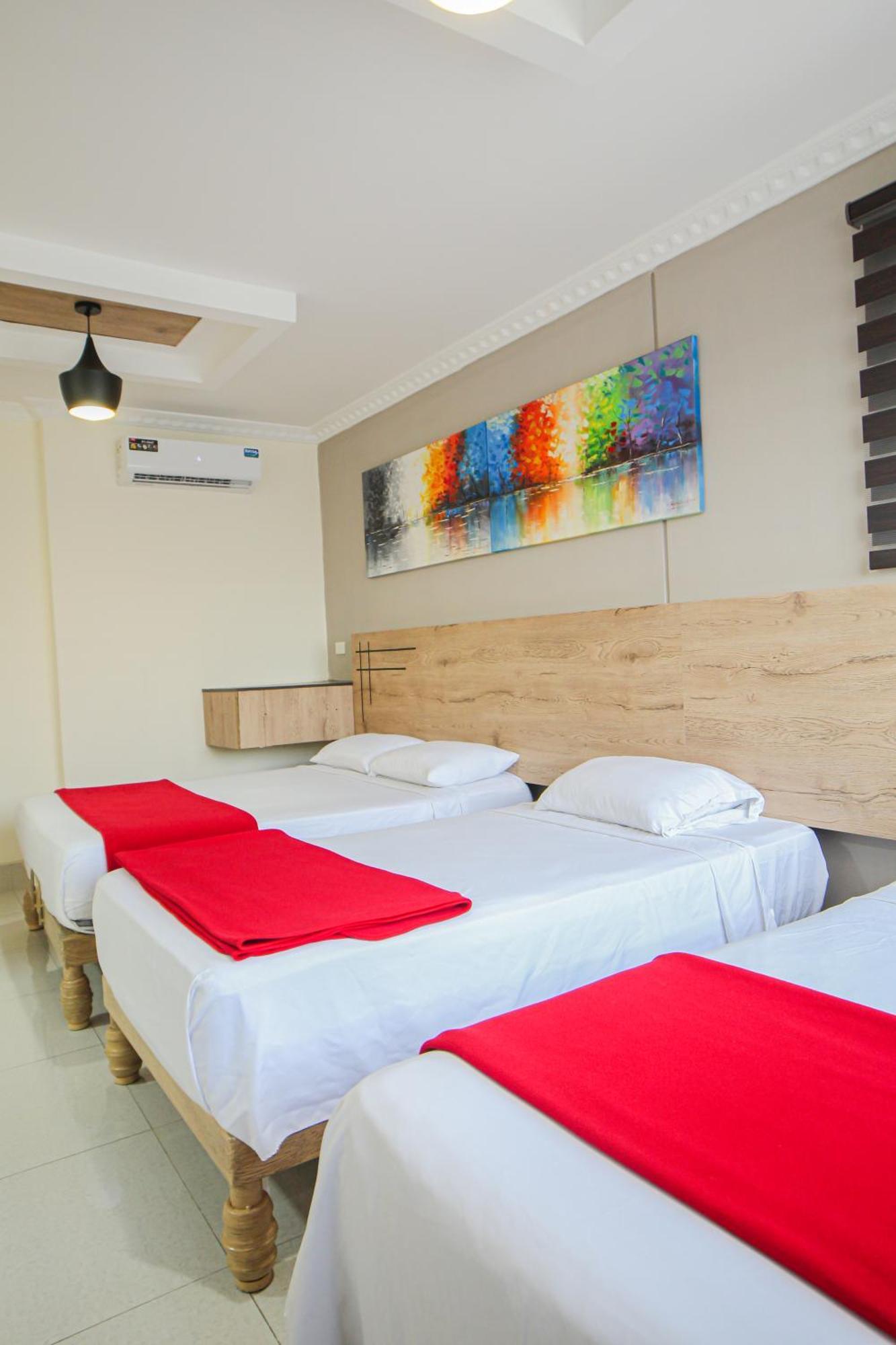 Hotel Murali - Cerca Del Aeropuerto De Гуаякуил Екстериор снимка