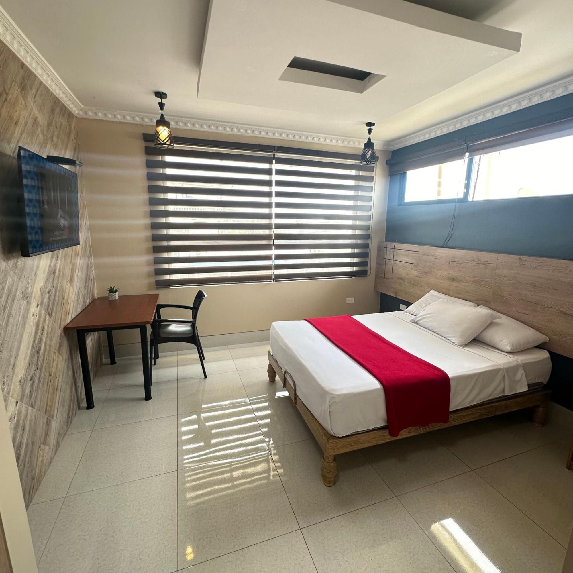 Hotel Murali - Cerca Del Aeropuerto De Гуаякуил Екстериор снимка