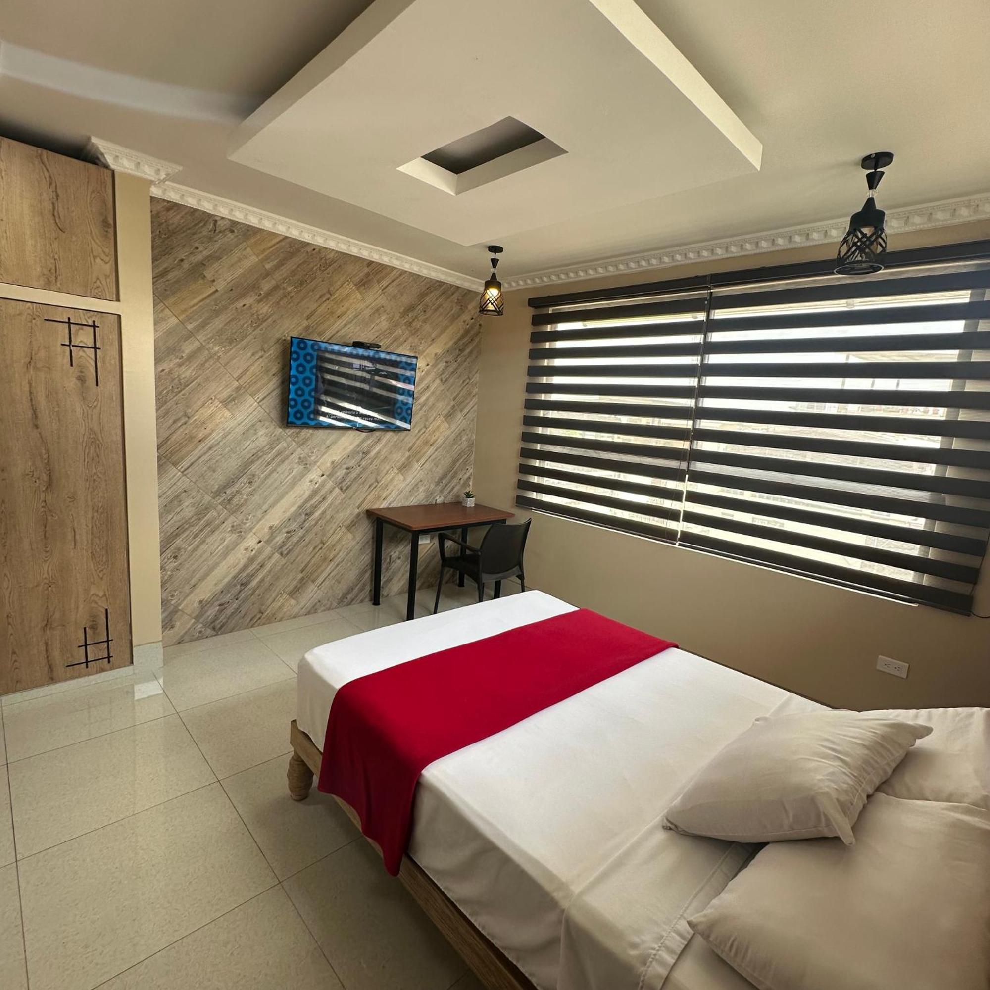 Hotel Murali - Cerca Del Aeropuerto De Гуаякуил Екстериор снимка
