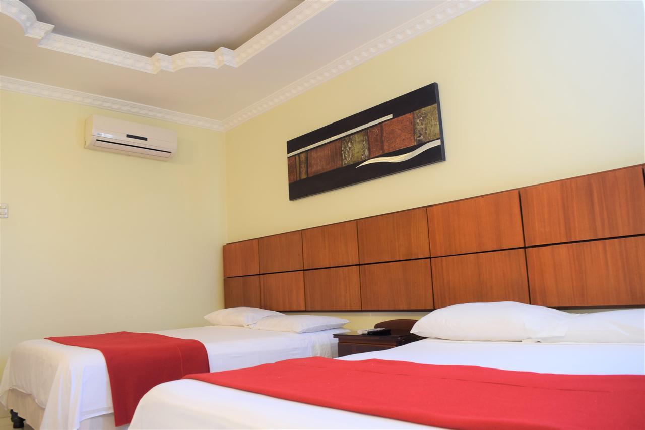 Hotel Murali - Cerca Del Aeropuerto De Гуаякуил Екстериор снимка