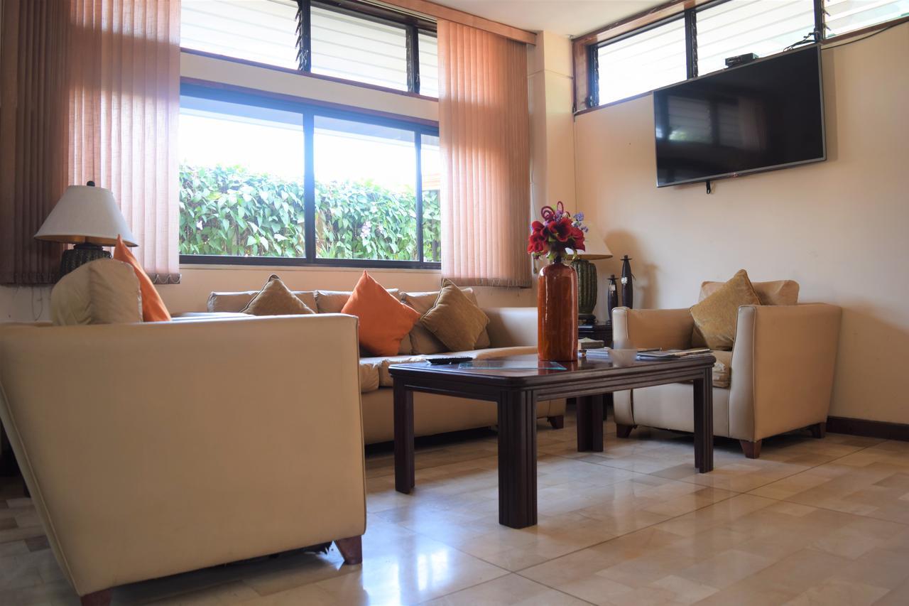 Hotel Murali - Cerca Del Aeropuerto De Гуаякуил Екстериор снимка