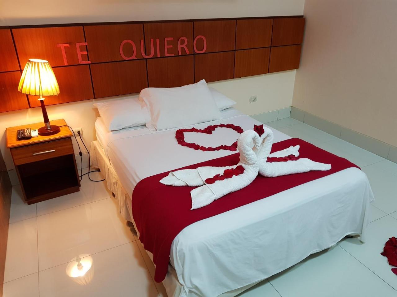 Hotel Murali - Cerca Del Aeropuerto De Гуаякуил Екстериор снимка