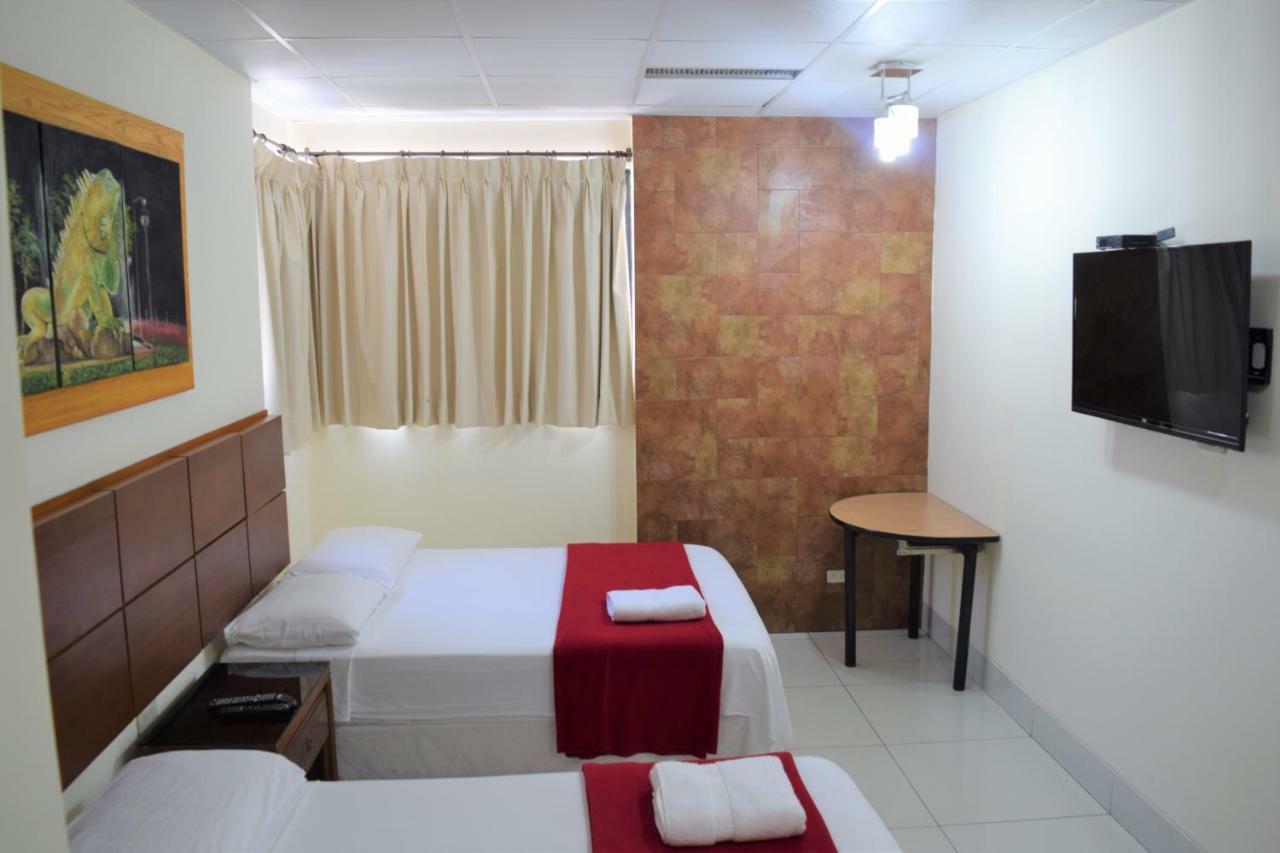 Hotel Murali - Cerca Del Aeropuerto De Гуаякуил Екстериор снимка