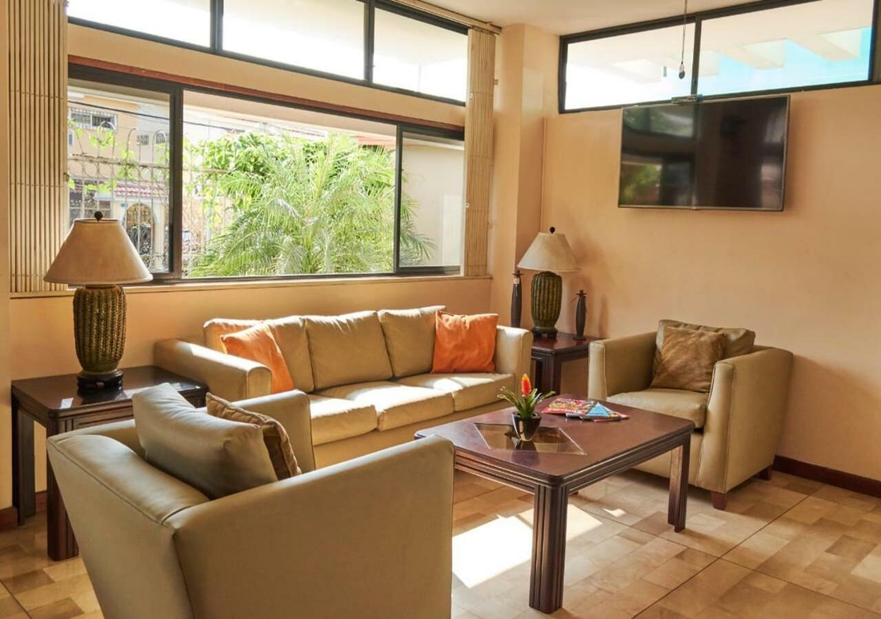 Hotel Murali - Cerca Del Aeropuerto De Гуаякуил Екстериор снимка